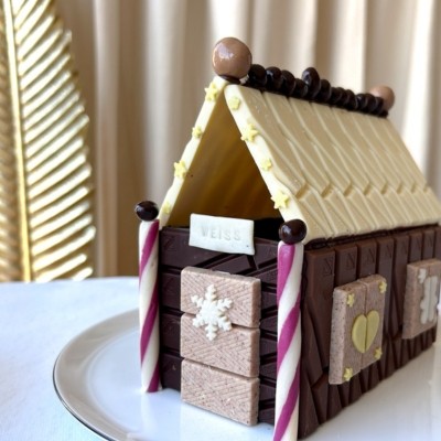 Noël 2023 : recette d'une maison en pain d'épices, réalisée avec des  tablettes de chocolat Weiss.